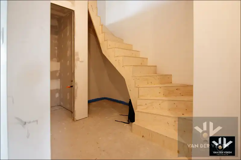 TOTAAL VERNIEUWDE WONING - ENKEL NOG AFWERKEN NAAR EIGEN SMAAK EN INZICHT foto 8