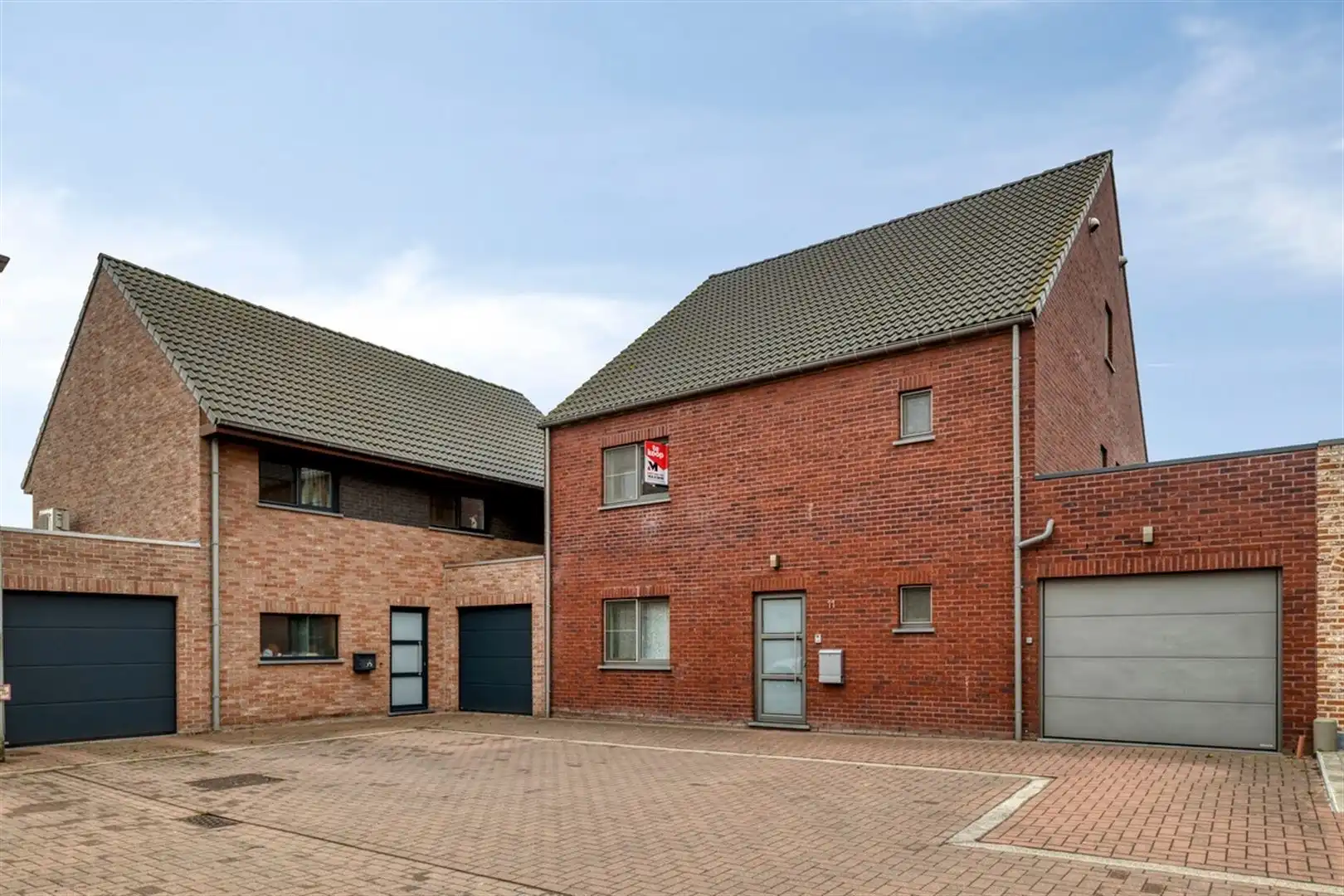 Uitzonderlijk ruime en toekomstgerichte woning met een indrukwekkende 358m² bewoonbare opp. EPC-label A. Residentiële woonwijk met winkels, scholen, horeca en andere voorzieningen vlakbij. foto {{pictureIndex}}