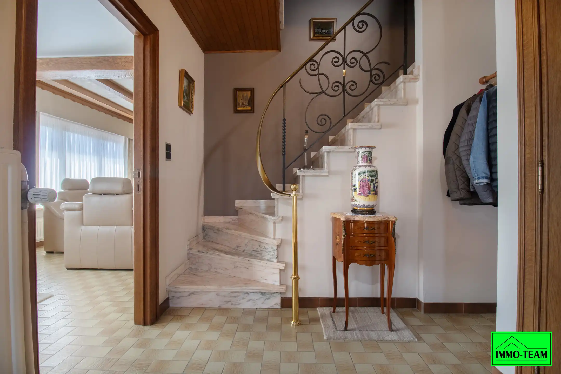 Charmante 3-gevelwoning in rustige woonwijk foto 2