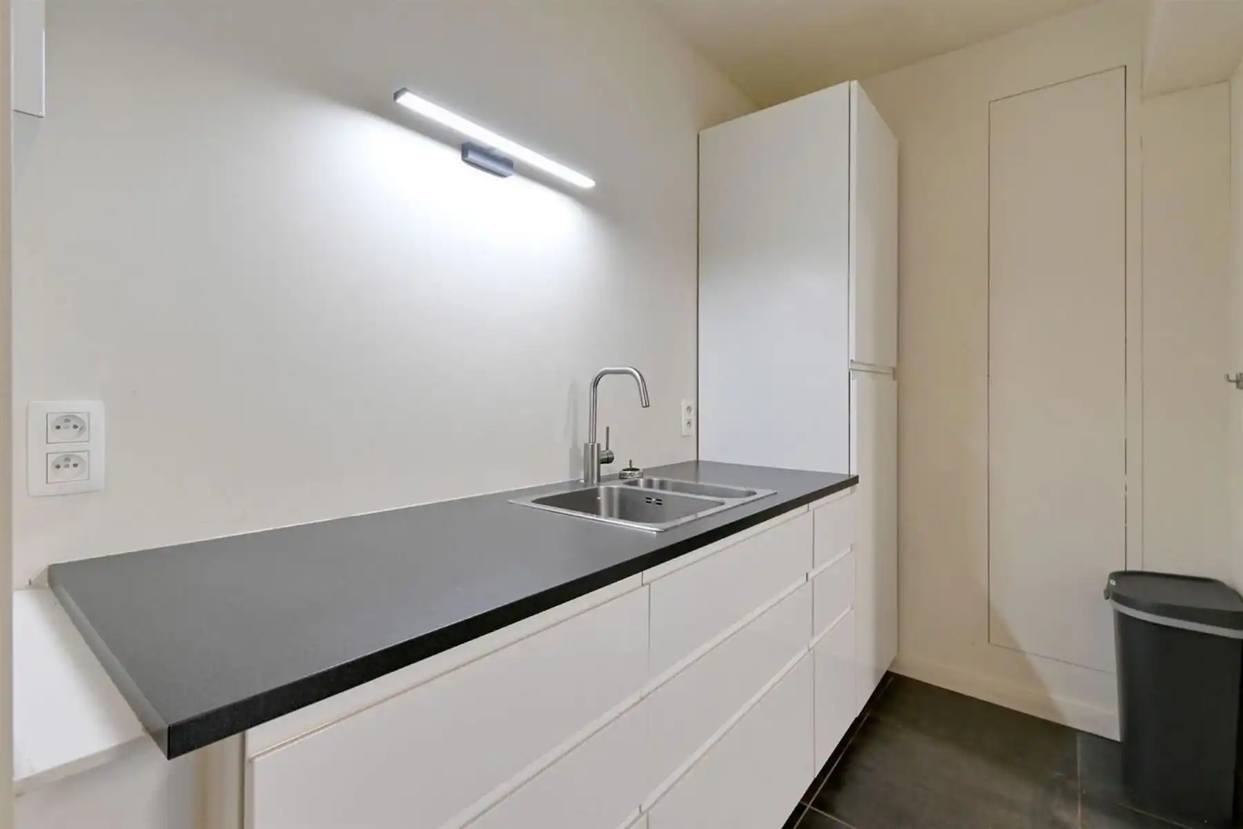 Modern, gerenoveerd kantoor met ruime garage foto 8