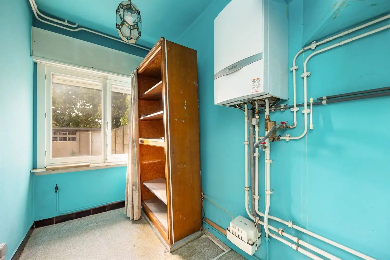 Ruime gezinswoning met zonnige tuin en renovatiepotentieel foto 4