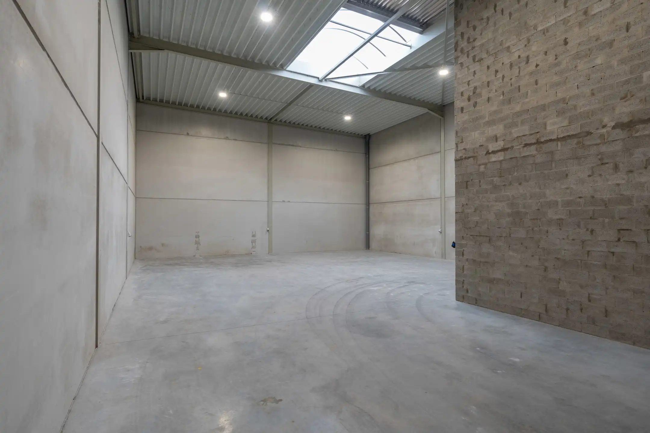 KMO-unit van 180m² met kantoorruimte en autostaanplaats foto 6