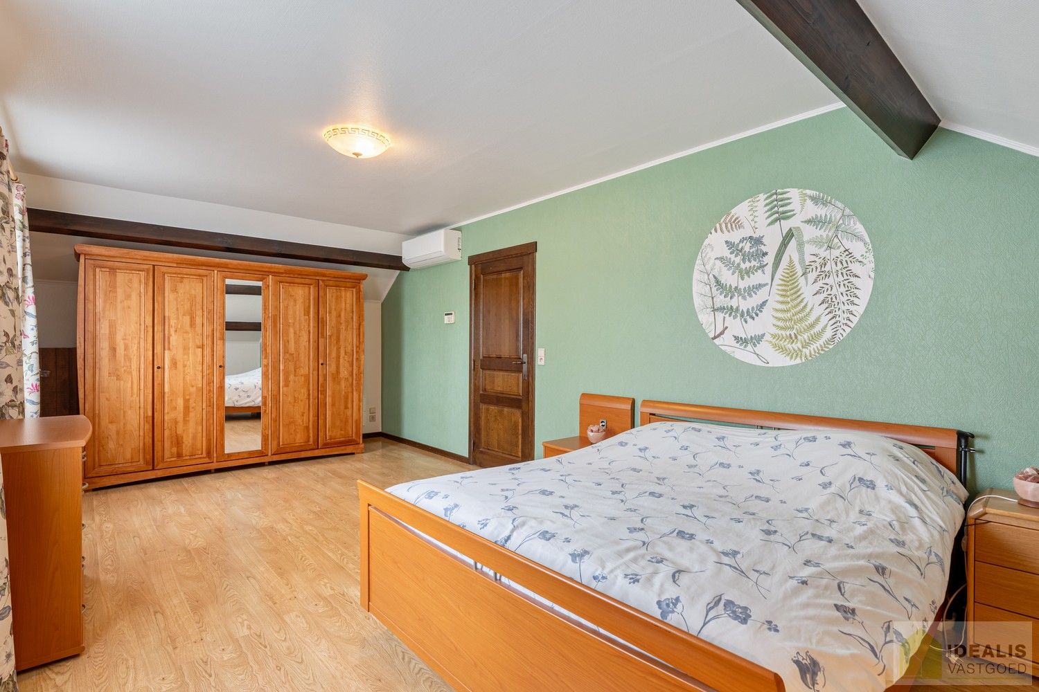 RUIME, INSTAPKLARE EN ENERGETISCH AANGEPASTE WONING VOORZIEN VAN 15 ZONNEPANELEN EN ZONNEBOILER. RIANTE WOONKAMER, KNAPPE KEUKEN, APART BUREEL, APARTE HOBBYRUIMTE, FIJNE WASPLAATS, 4 SLAAPKAMERS, 2 BADKAMERS EN INPANDIGE GARAGE! foto 43