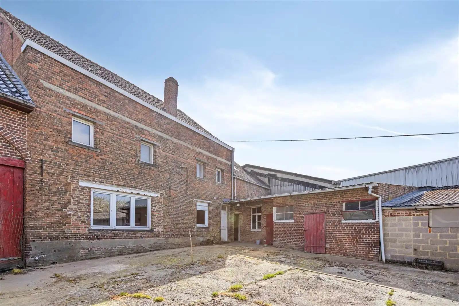 Statige te renoveren woning met schuur en tuin foto 19