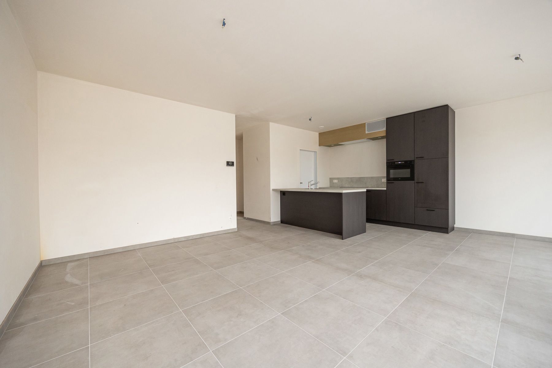 Woning met 3 slaapkamers en fietsenberging/carport op perceel van ca 367m² foto 5