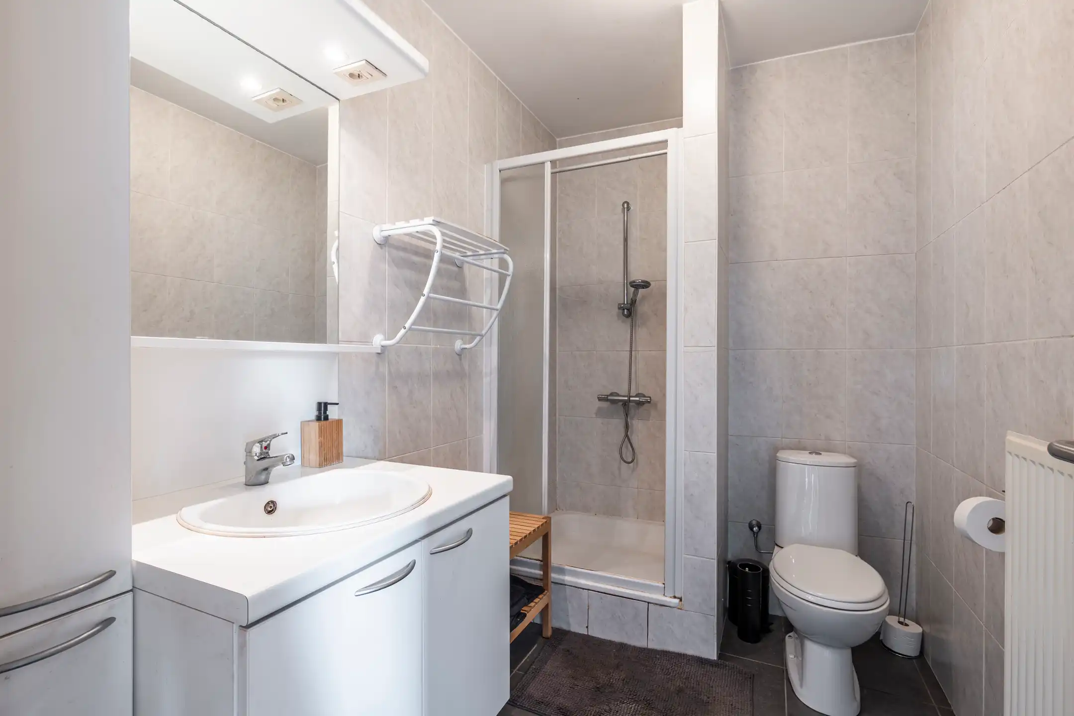 Uitstekend 2 slpk. appartement met kelderberging en private garage foto 10