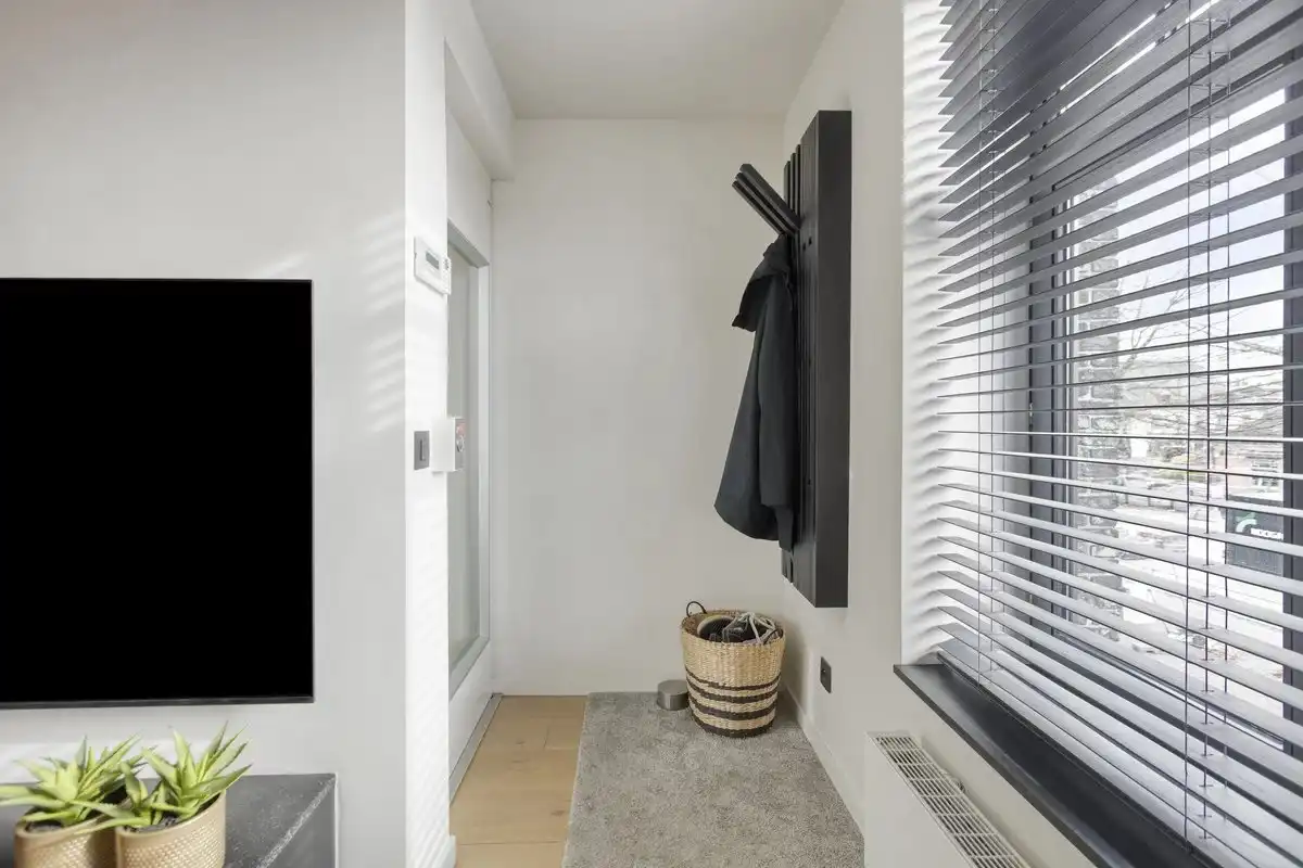 Zeer ruim handelspand met tuin en exclusief triplex  appartement met privé-lift en 2 slaapkamers, garage en staanplaats. foto 4