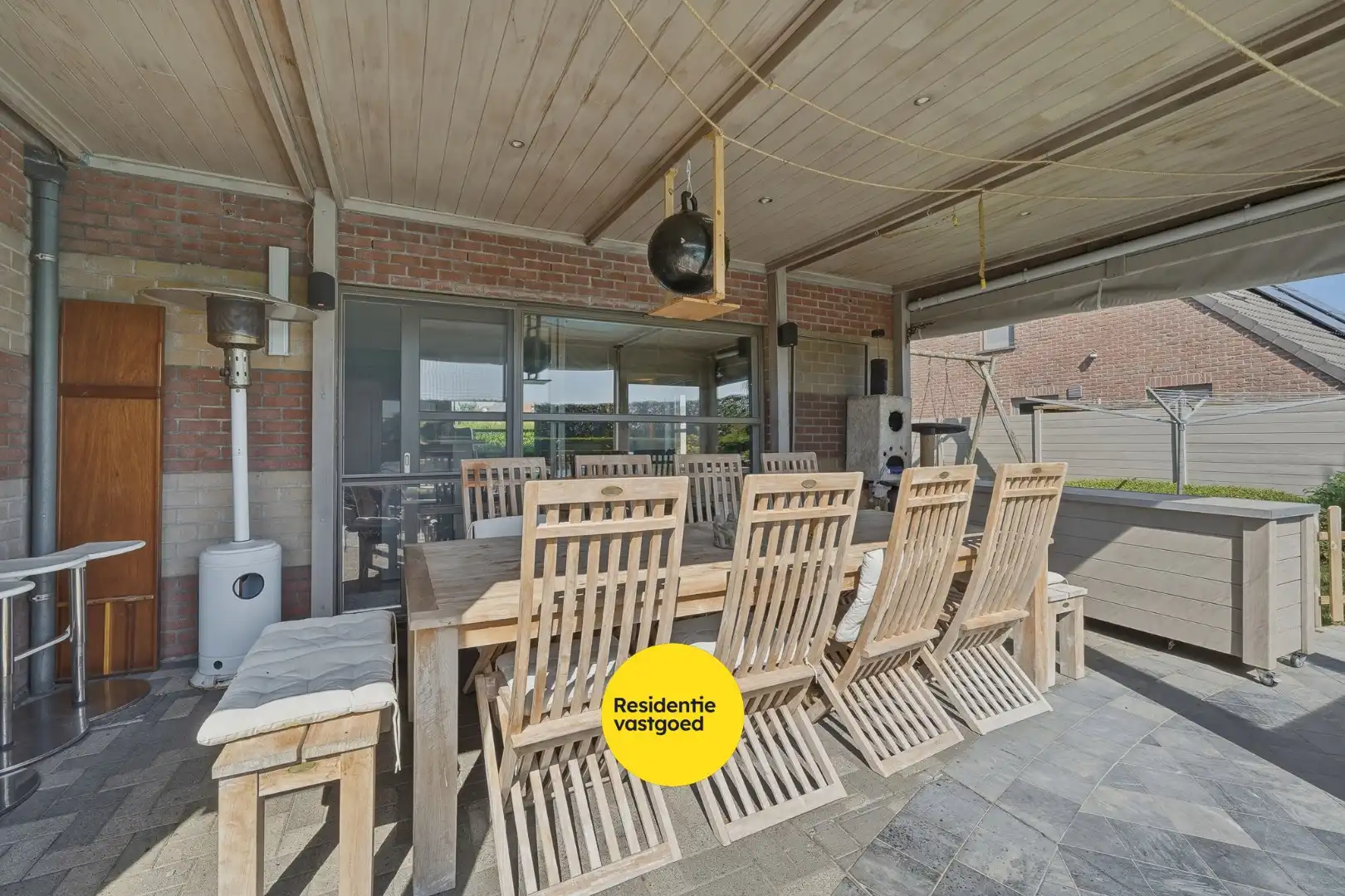 Instapklare halfopen bebouwing met 3 slaapkamers en zwembad foto 14