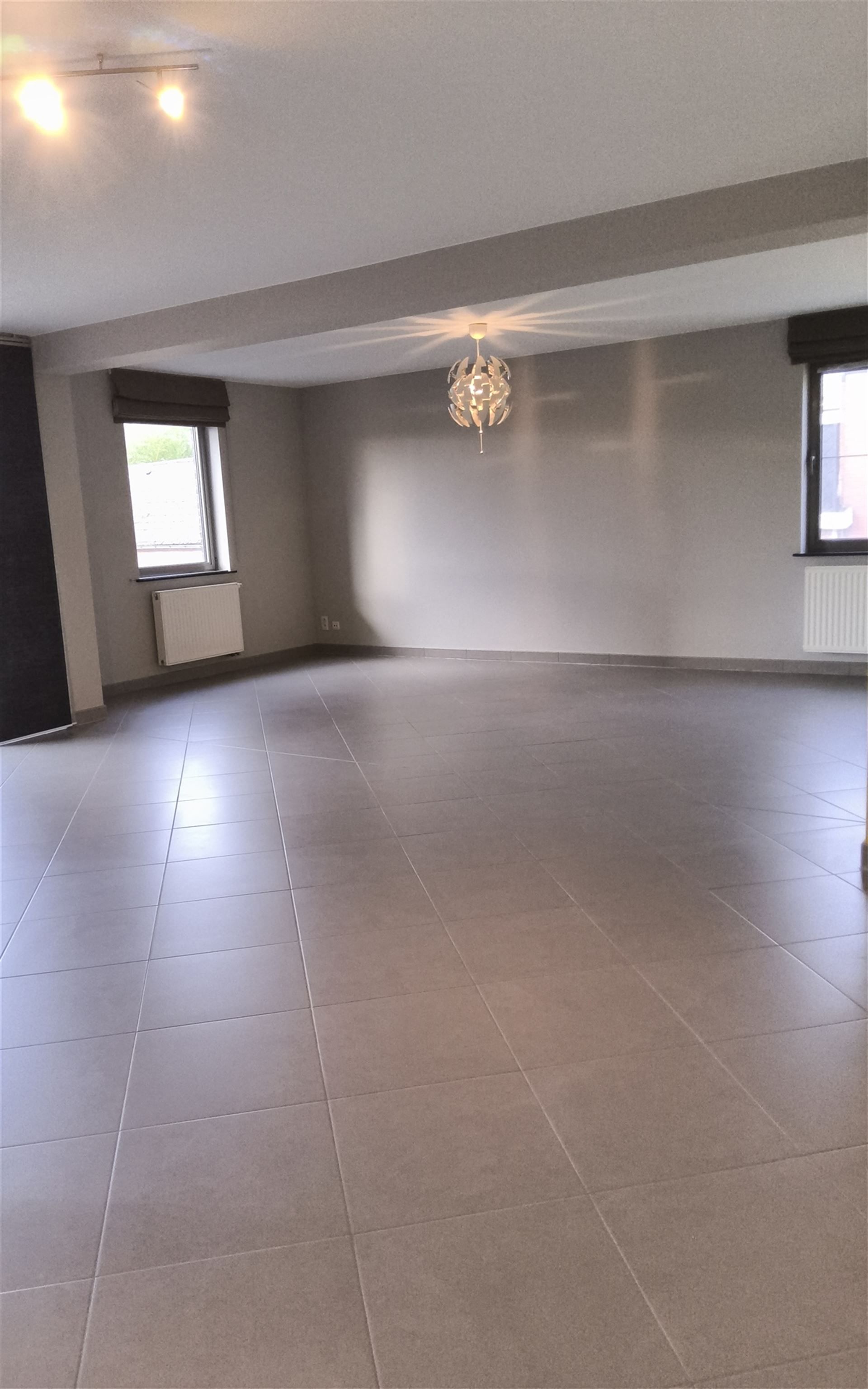 Ruim 2 slaapkamer-appartement met garage foto 4