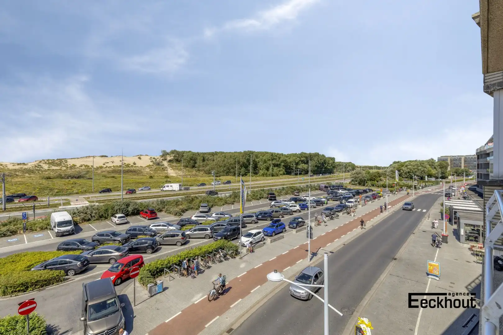 Instapklaar appartement met mooi terras en open zicht op de Bredense duinengordel. foto 4