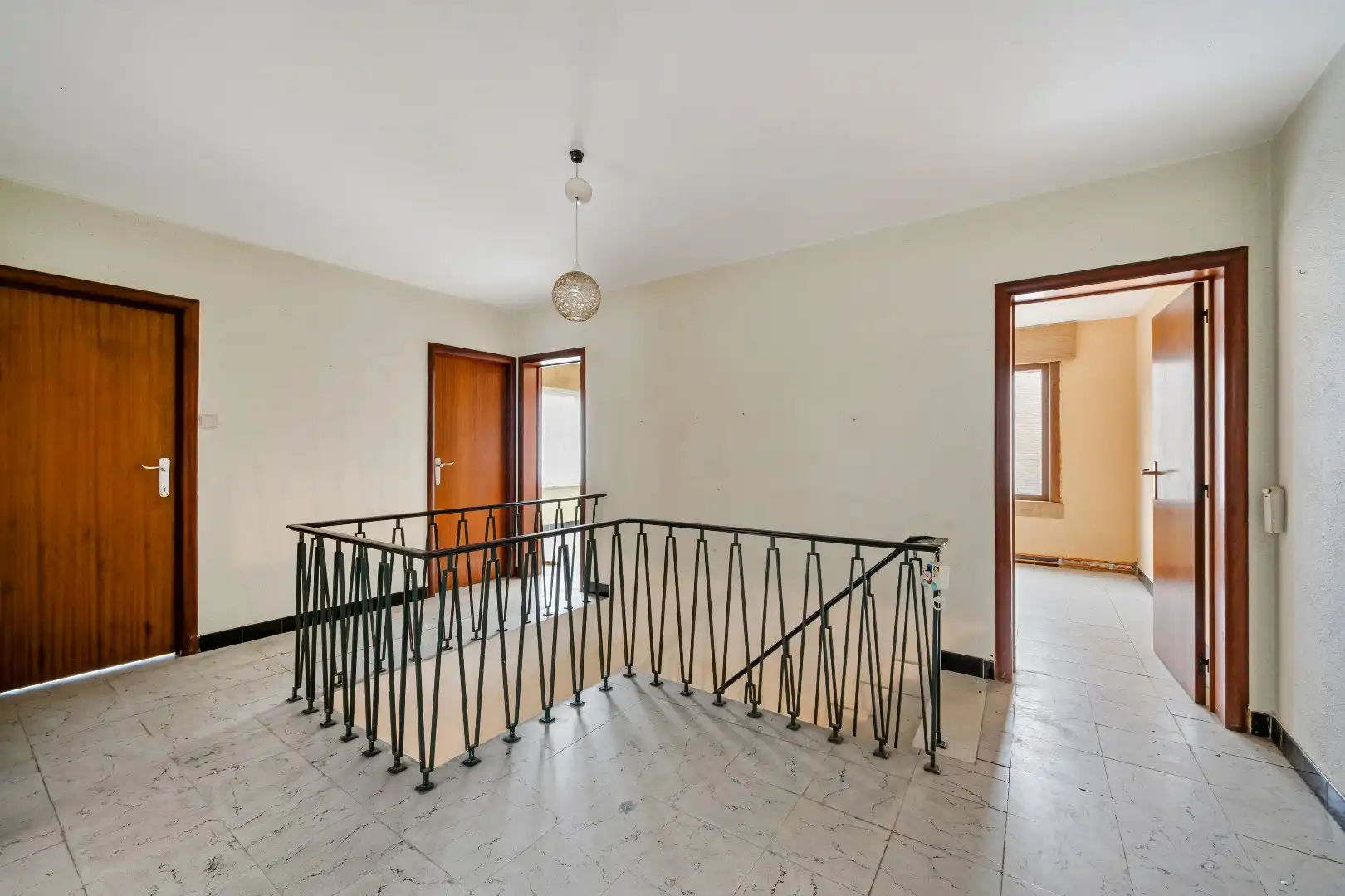 Ruime woning met 4 slaapkamers, loods en tuin met prachtig uitzicht. foto 9