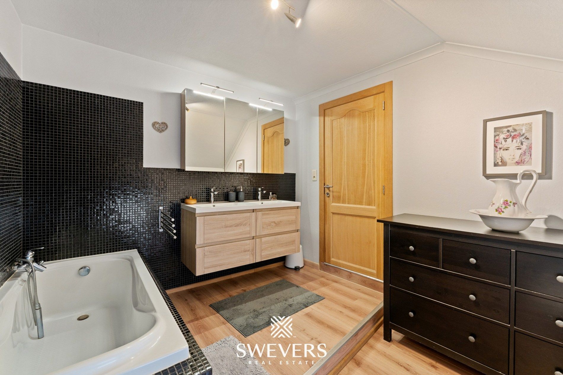 Instapklare, charmante rijwoning met terras in het groene Jesseren   foto 23