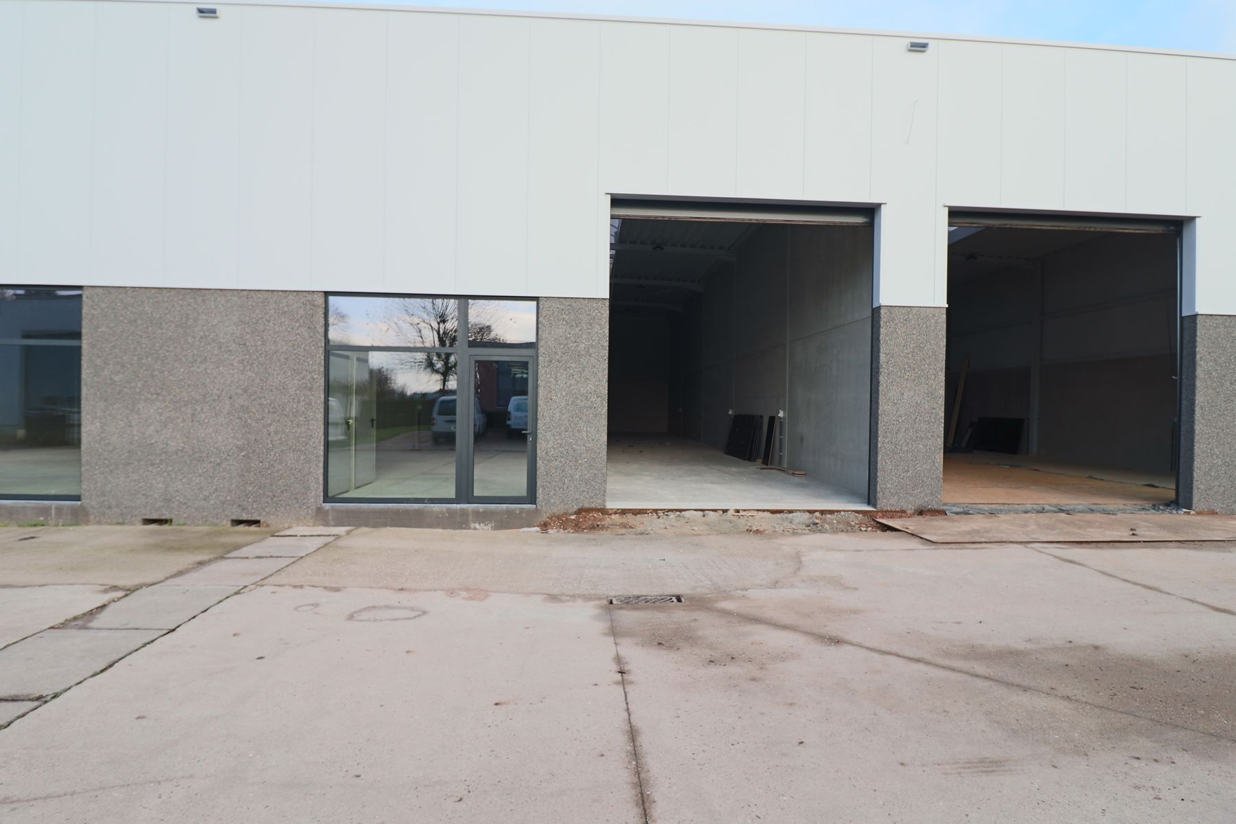 Een nieuwbouw opslag- / bedrijfsruimte van 275 m². foto {{pictureIndex}}