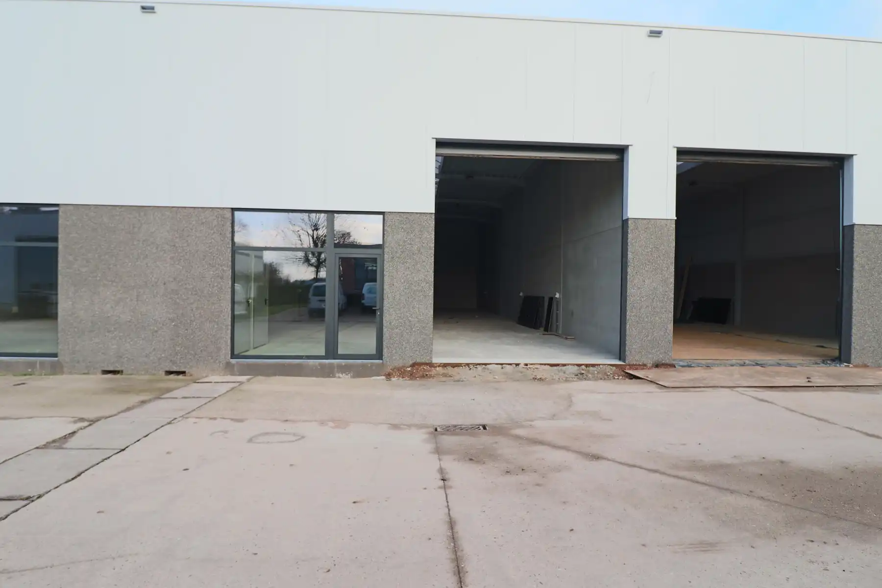 Een nieuwbouw opslag- / bedrijfsruimte van 275 m². foto {{pictureIndex}}