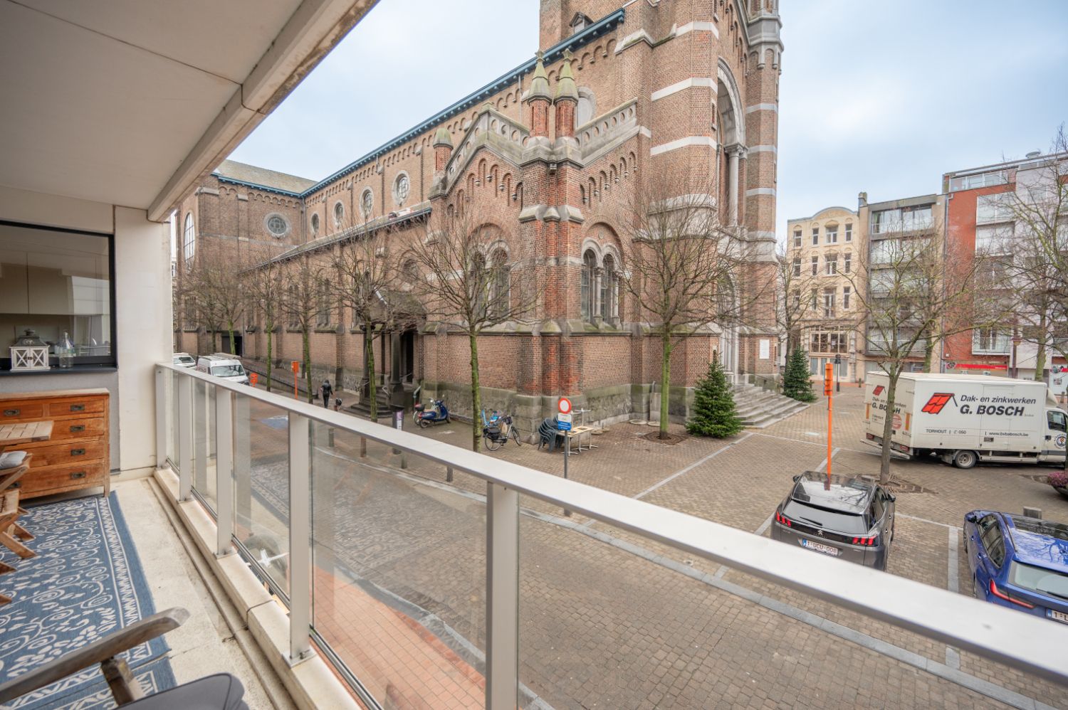 Prachtig nieuwbouwappartement met twee slaapkamers en terras uitkijkend op het centraal Kerkplein van Blankenberge foto {{pictureIndex}}