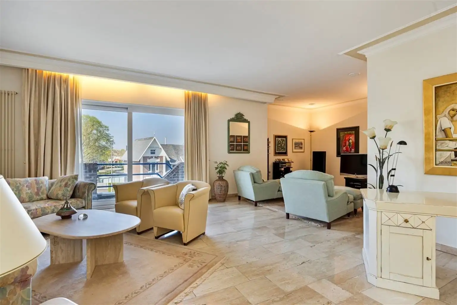 Prachtig, uitzonderlijk ruim appartement met 2 slaapkamers, 3 terrassen en een dubbele inpandige garagebox, gelegen nabij het centrum van Maaseik. foto 4