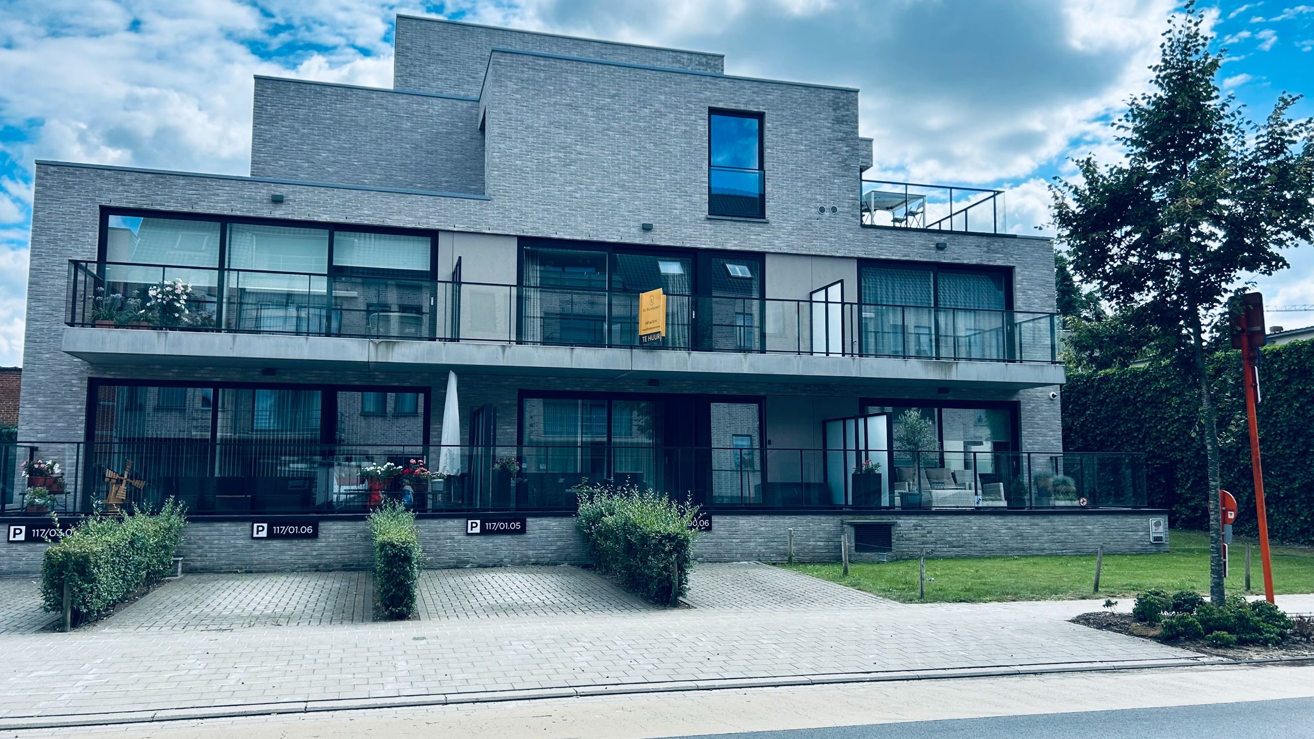 Mooi 1-slaapkamer appartement met terras en autostaanplaats foto {{pictureIndex}}