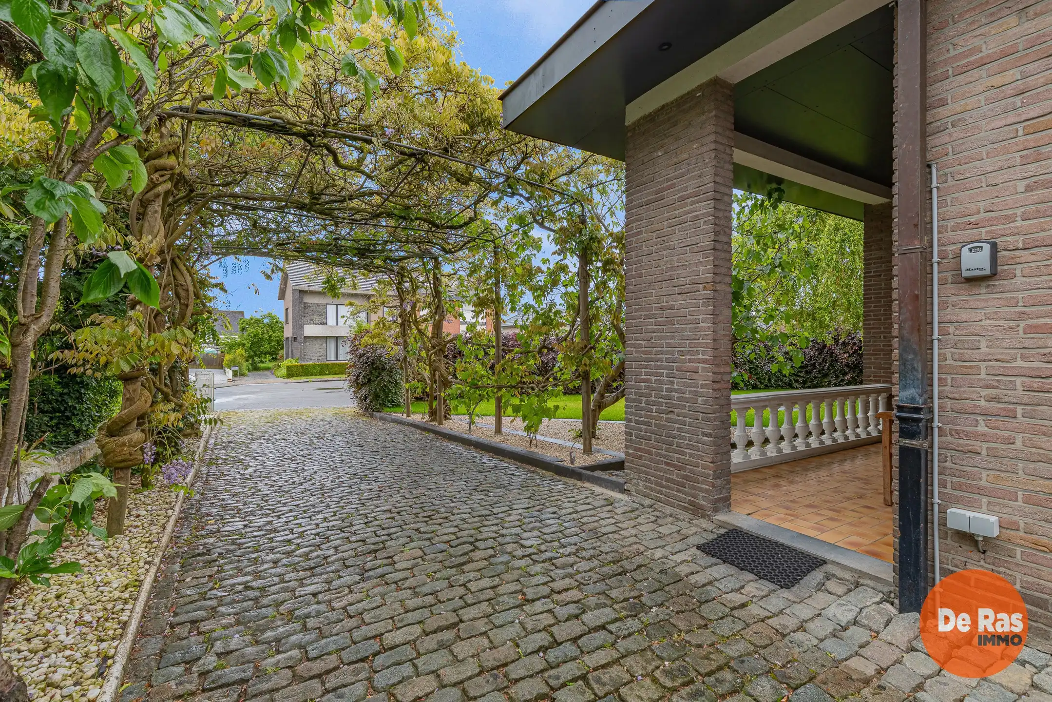 HERZELE  - Totaal gerenoveerde bungalow in rustige wijk foto 27