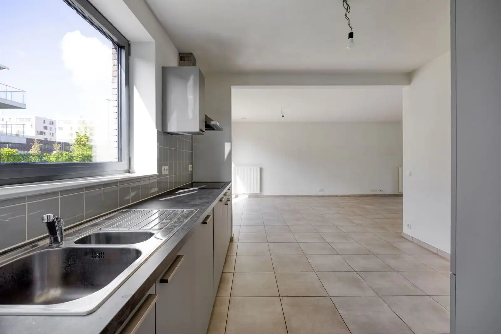 Recente 3-gevelwoning met 3 slaapkamers, tuin en garage foto 11