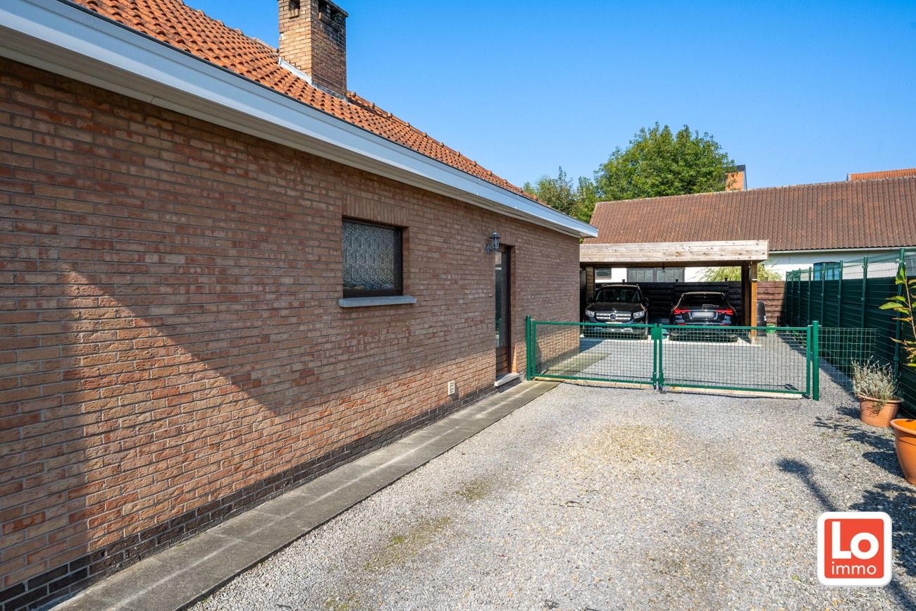 VERKOCHT! Degelijke open gelijkvloerse woning met inpandige garage en dubbele carport op een heel rustige locatie in het hartje van Lochristi! foto 22