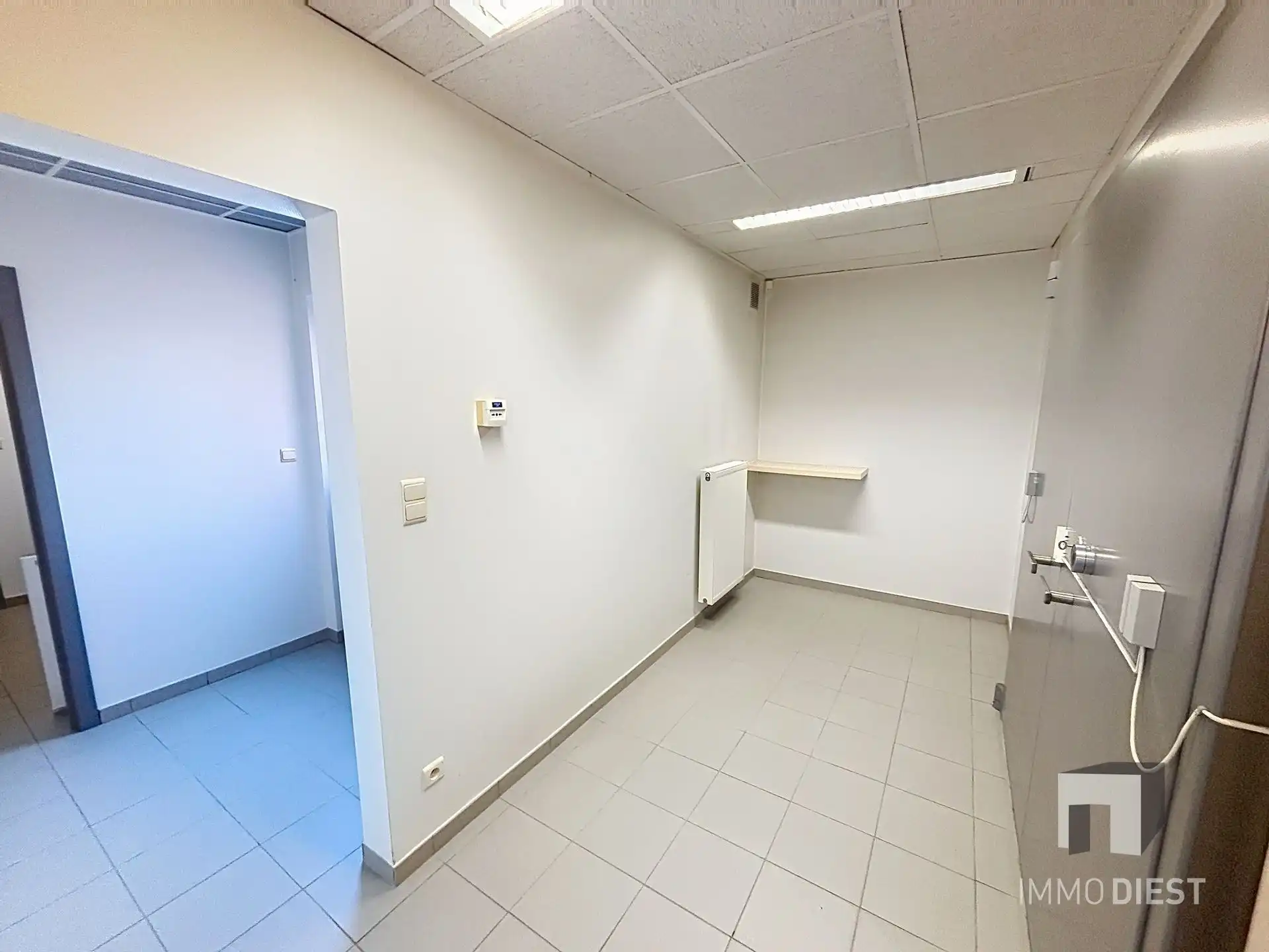 Handelsgelijkvloers van 230m² met private, achterliggende parking voor 3 wagens. foto 17