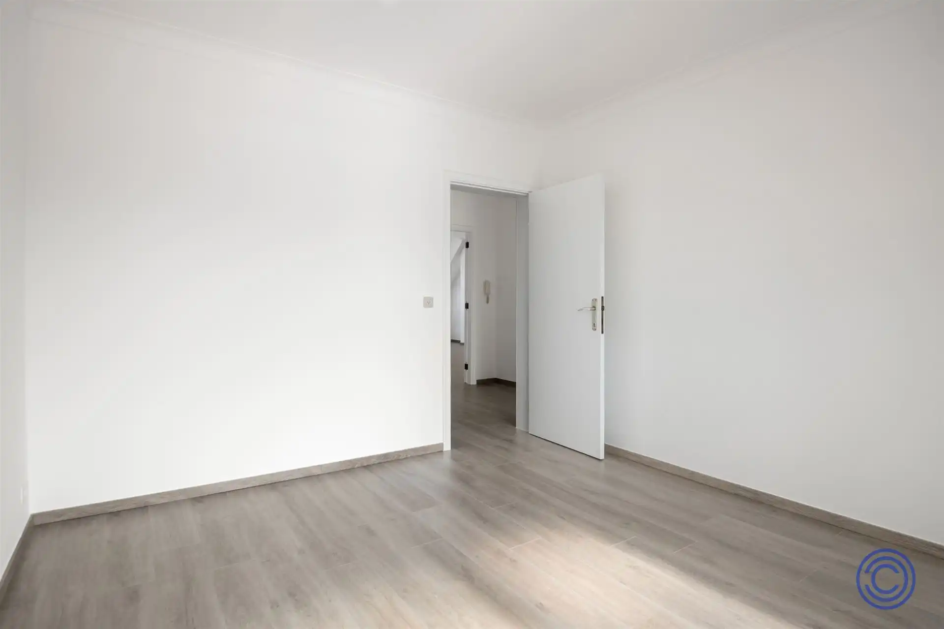 Volledig gerenoveerd 2-slp appartement met zonnig terras! foto 6