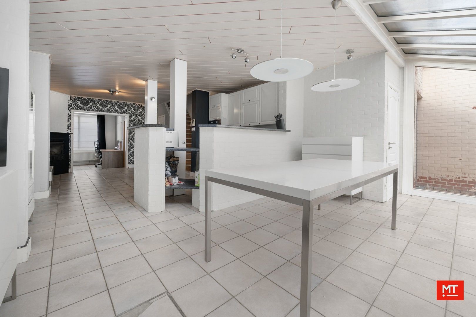 Bijzonder ruime woning met opslagruimte, dubbele garage en uitweg in centrum Langemark foto 6