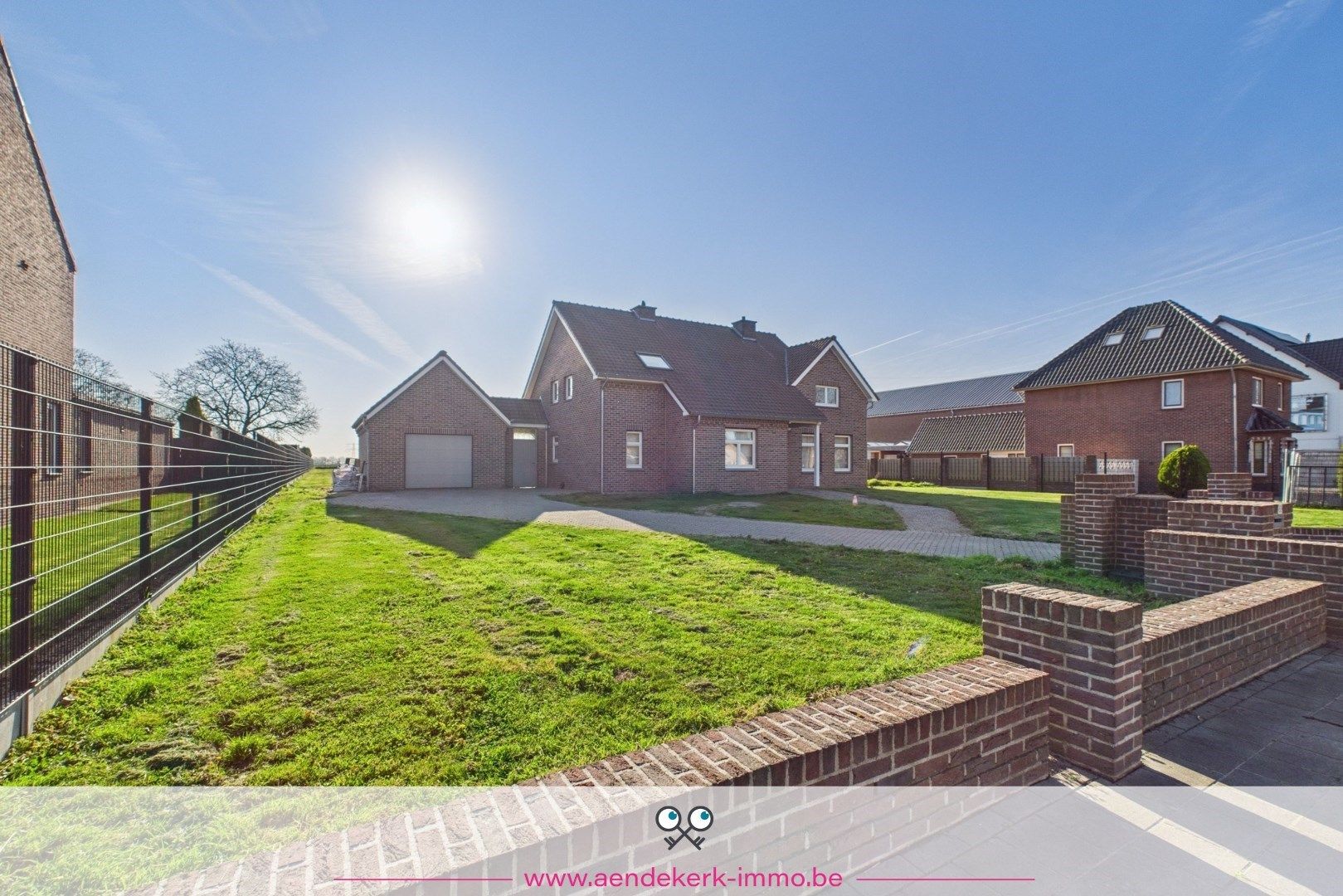 Gezinswoning op een ruim perceel in Ophoven foto {{pictureIndex}}
