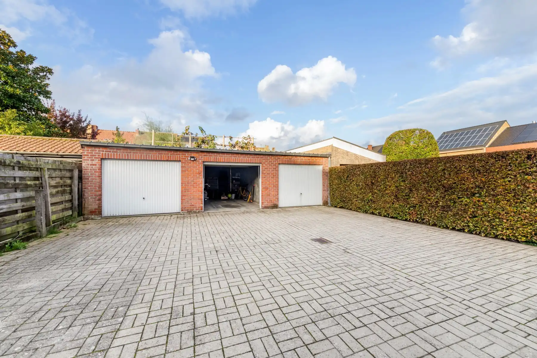 Lichtrijk 2-slaapkamerappartement met terras en garage foto 25