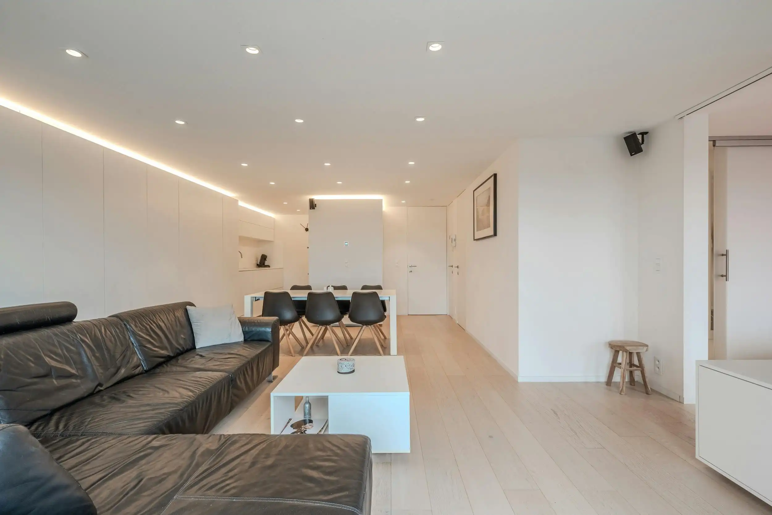 Uitzonderlijk ruim appartement met drie slaapkamers foto 14