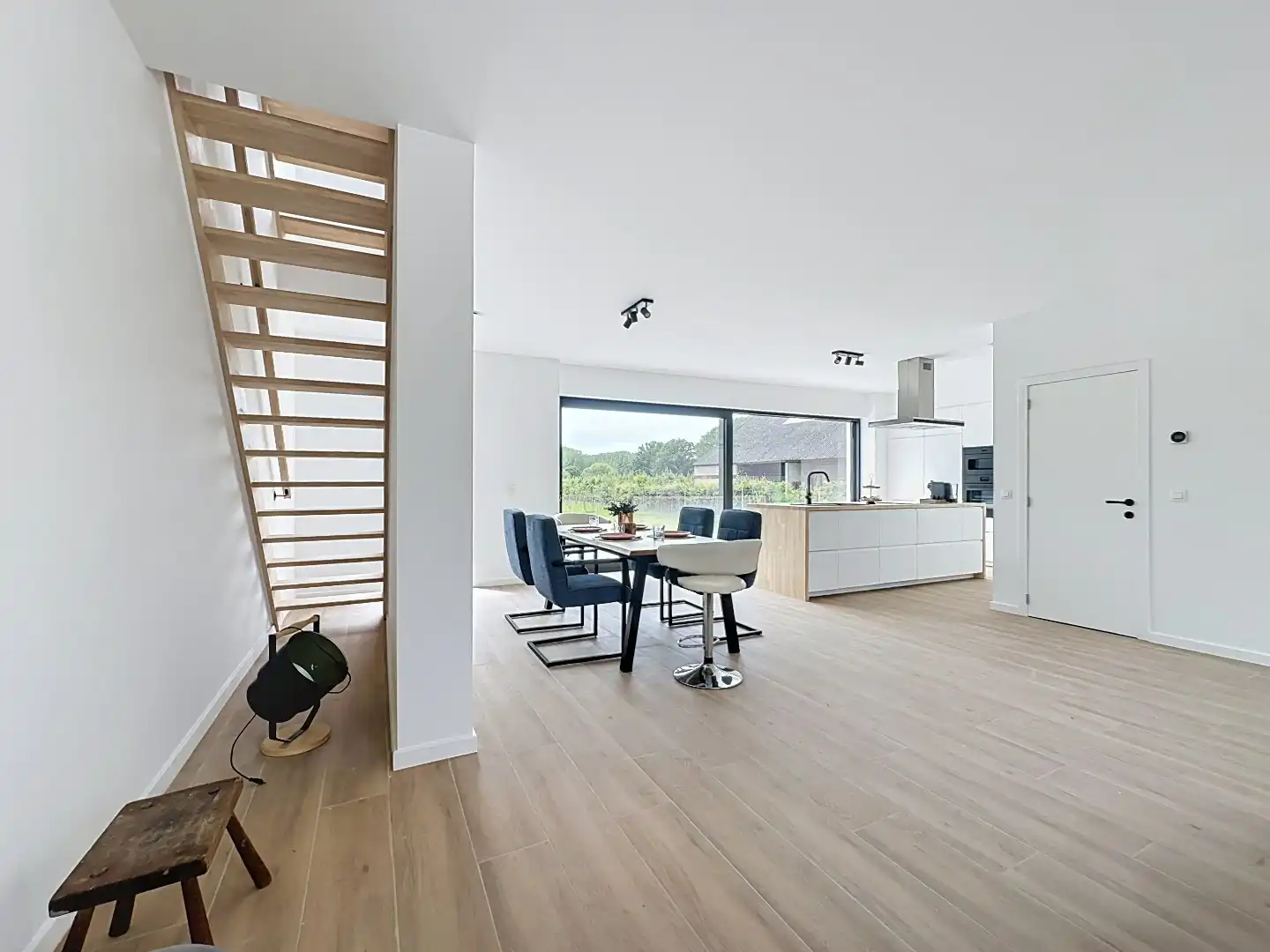 Instapklare vernieuwbouwwoning in het mooie Wezemaal foto 5