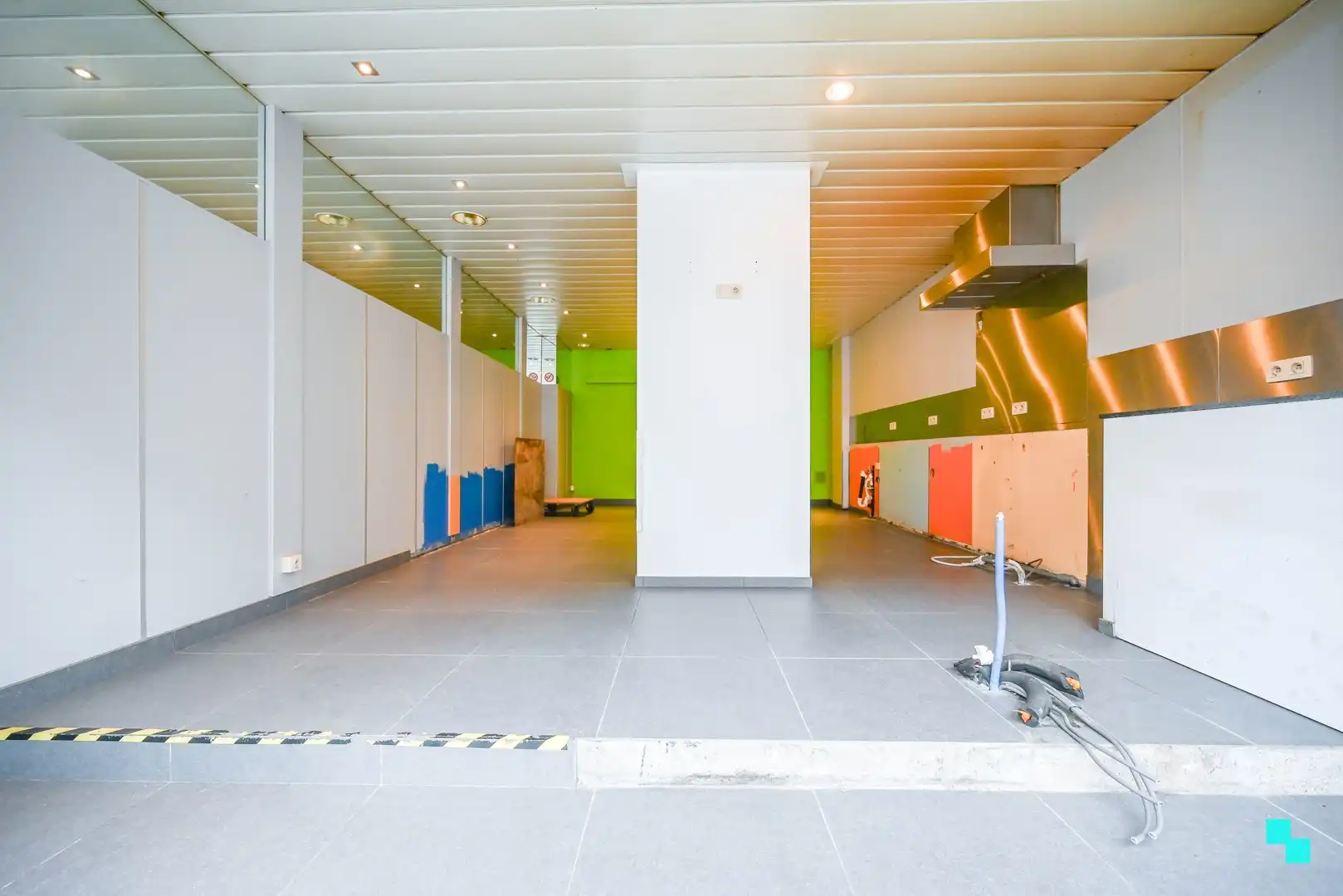 Te renoveren karaktervol handelspand in centrum Waregem foto 3