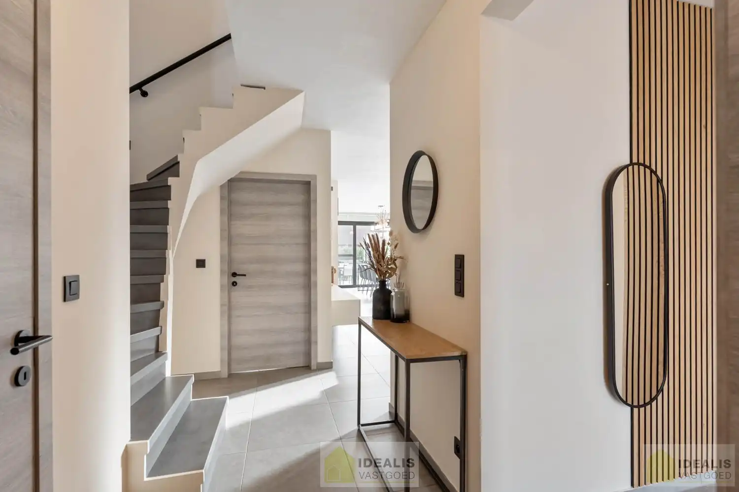 RECENTE, PERFECT ONDERHOUDEN EN MODERN OPGETROKKEN WONING foto 13