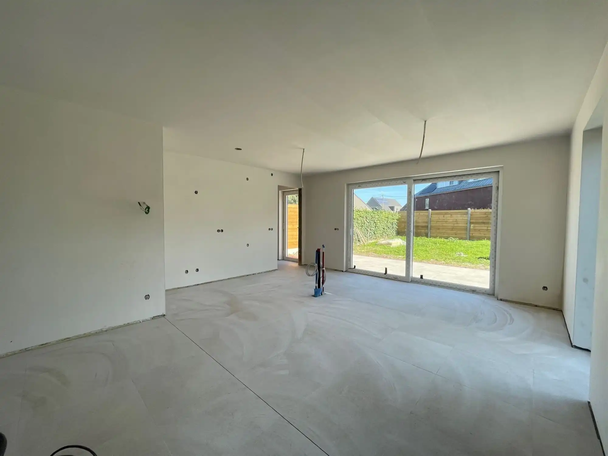Knappe nieuwbouwwoning met 3 slaapkamers, inpandige garage op zonnig perceel van 371m² foto 2