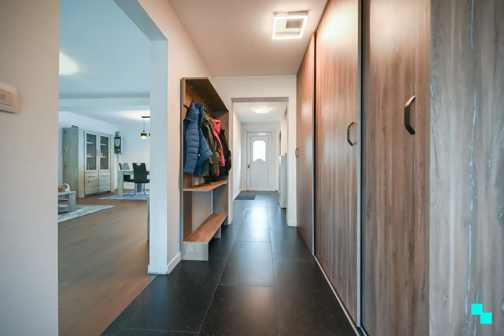 Instapklare, gerenoveerde woning met achteruitgang te Izegem foto 13