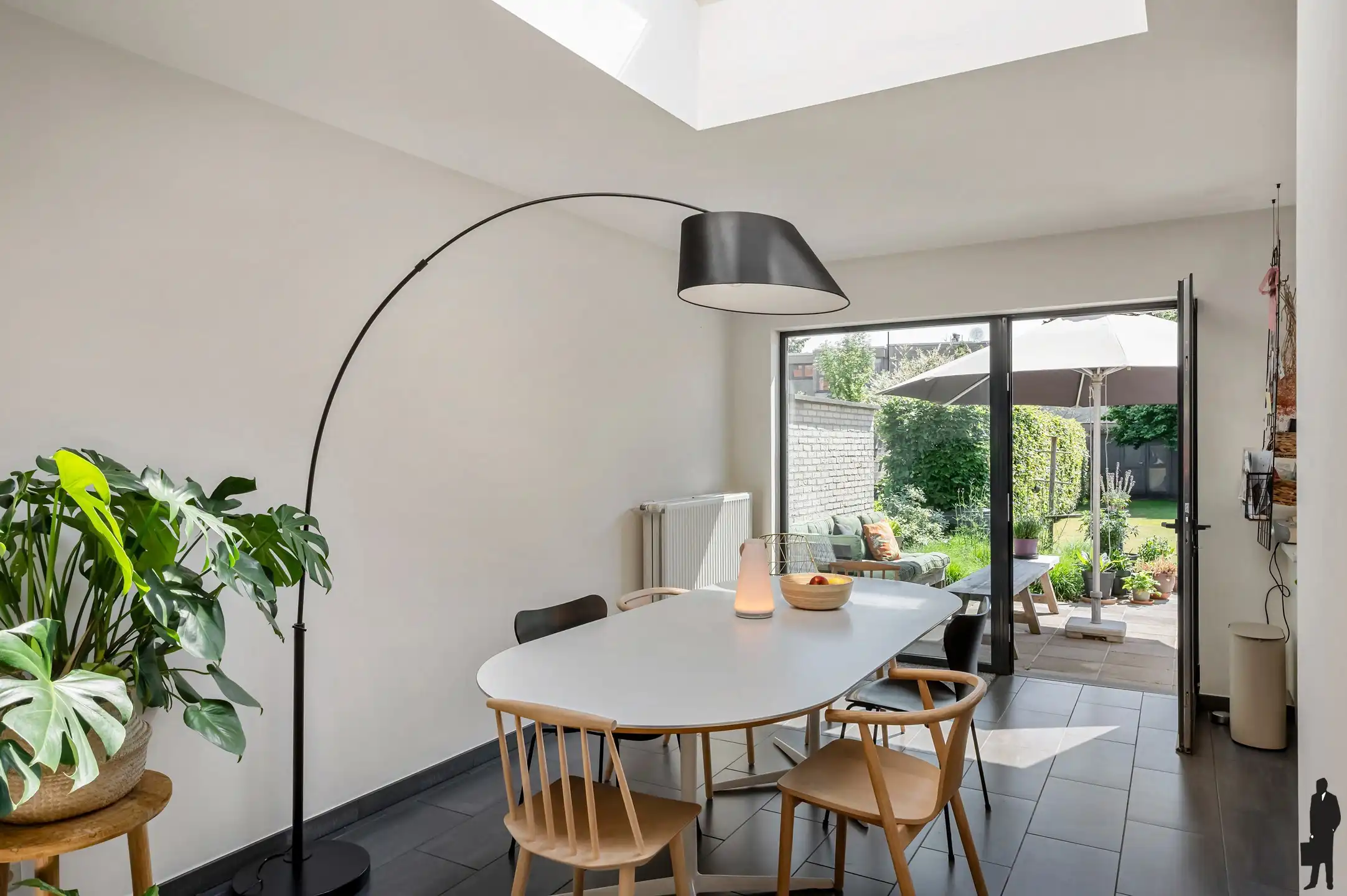 Fijne gezinswoning met 5 slaapkamers en een heerlijke tuin, in het centrum. foto {{pictureIndex}}