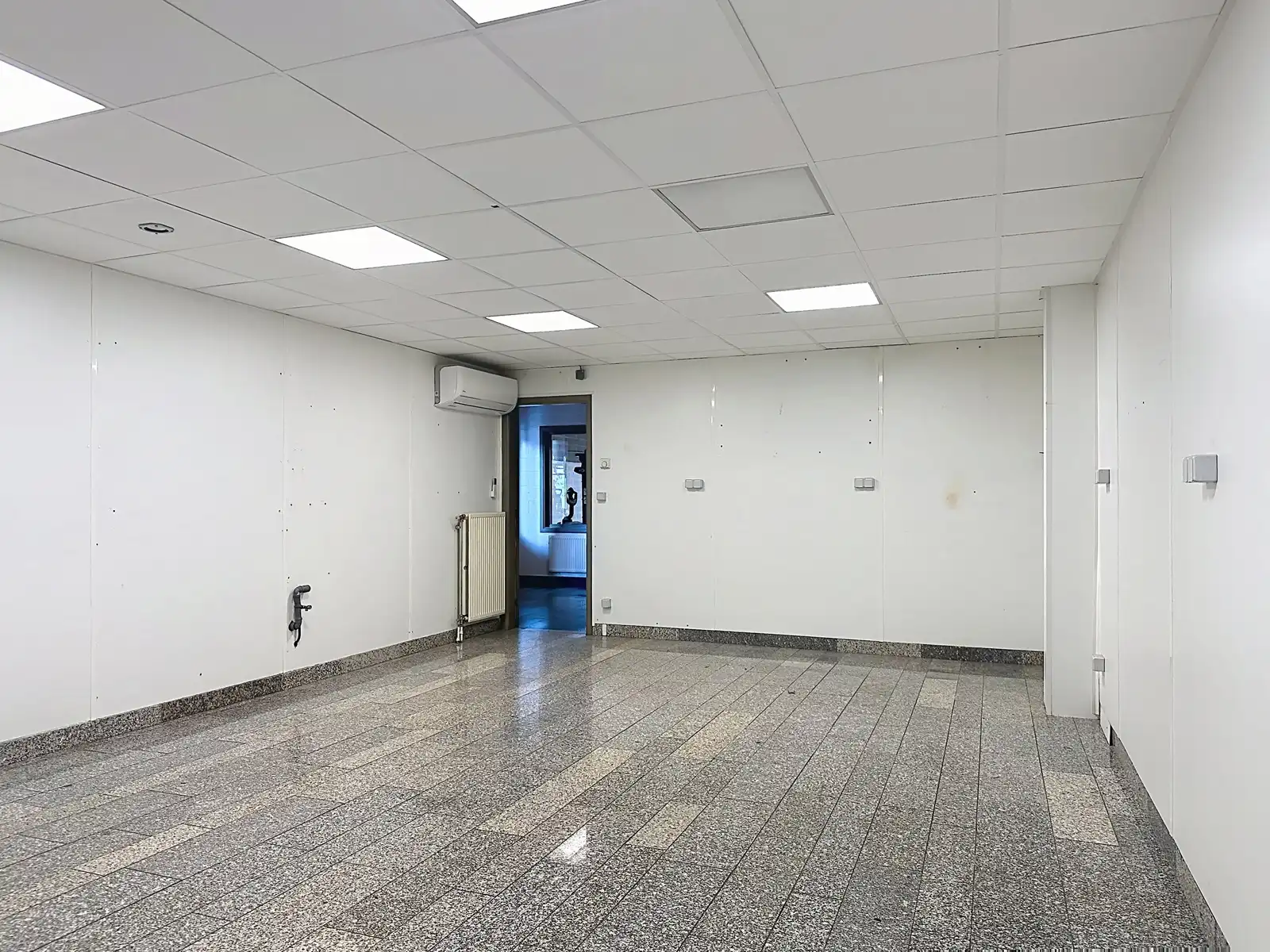 Magazijn met kantoorruimte foto 12