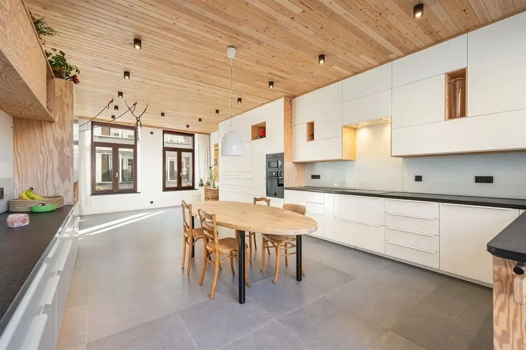Ruime woning met terras en atelier foto 4