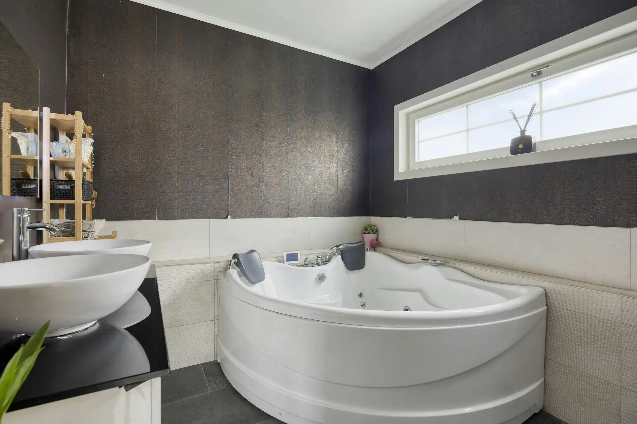 Gerenoveerd vrijstaand huis met zwembad, poolhouse en tuin foto 10