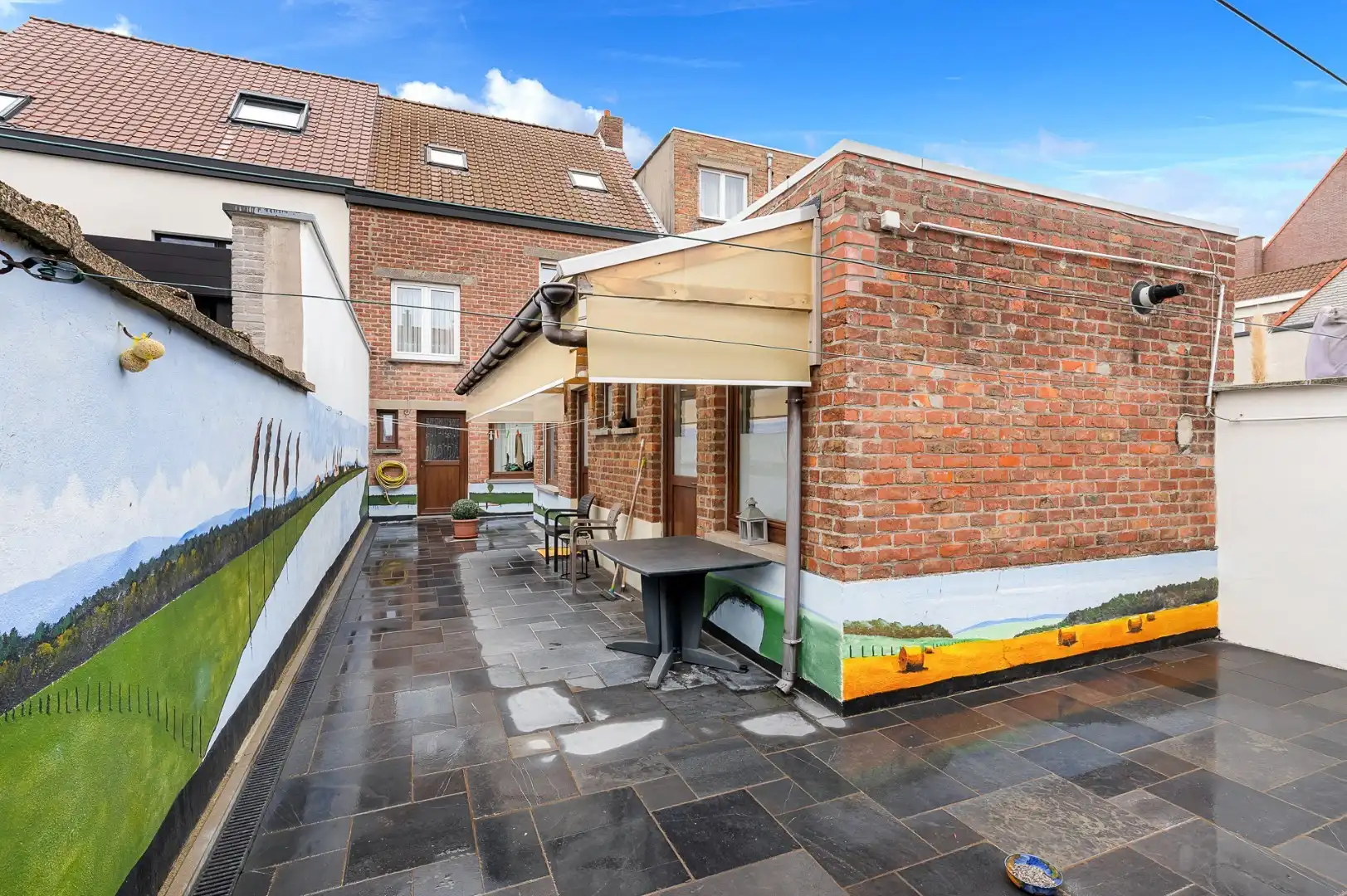 Zongerichte woning nabij zee en strand foto {{pictureIndex}}