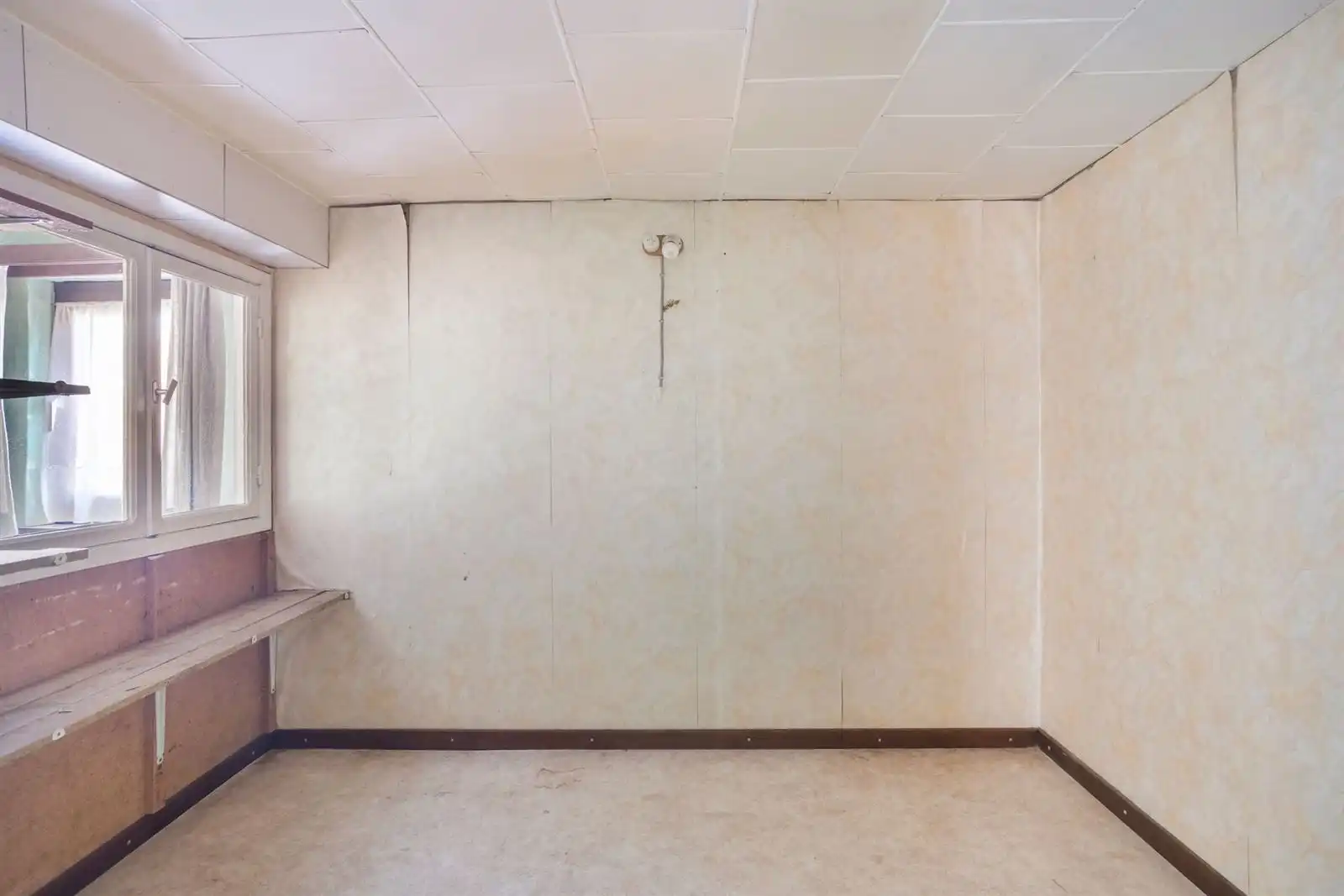 Woonhuis met tuin en grote schuren foto 17