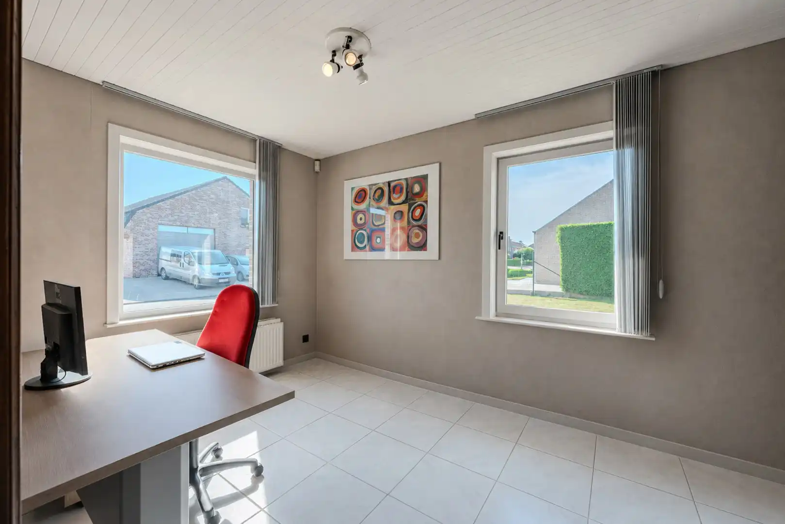 Charmante, instapklare alleenstaande villa in rustige en mooie woonwijk foto 4