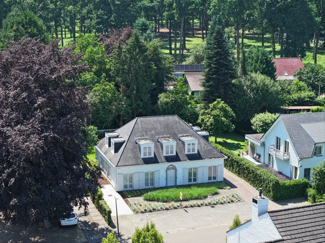 Exclusieve, gerenoveerde villa op toplocatie in residentieel Neerharen foto 33