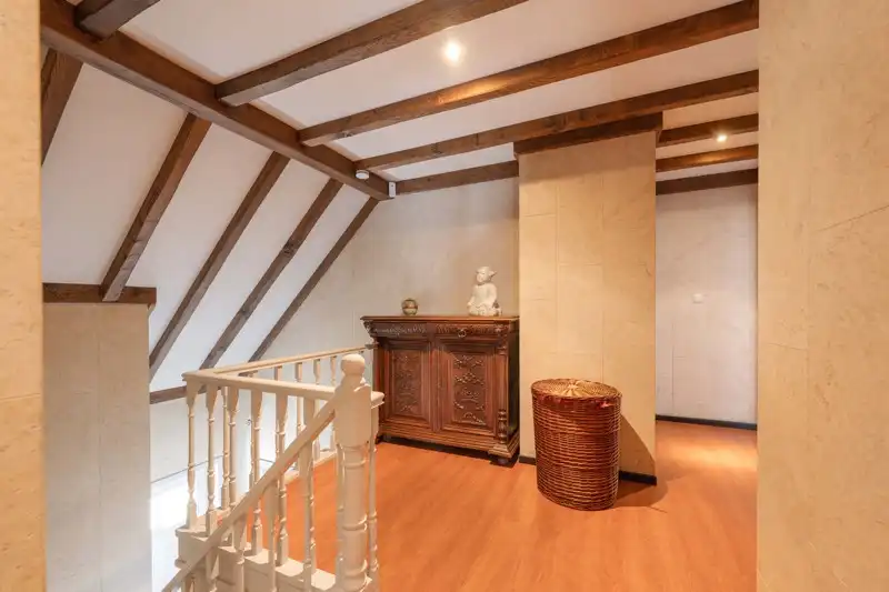 Prachtige alleenstaande instapklare woning met 5 slaapkamers inpandige garage, mooi terras en tuin TE KOOP in hartje Sint-Baafs-Vijve foto 11