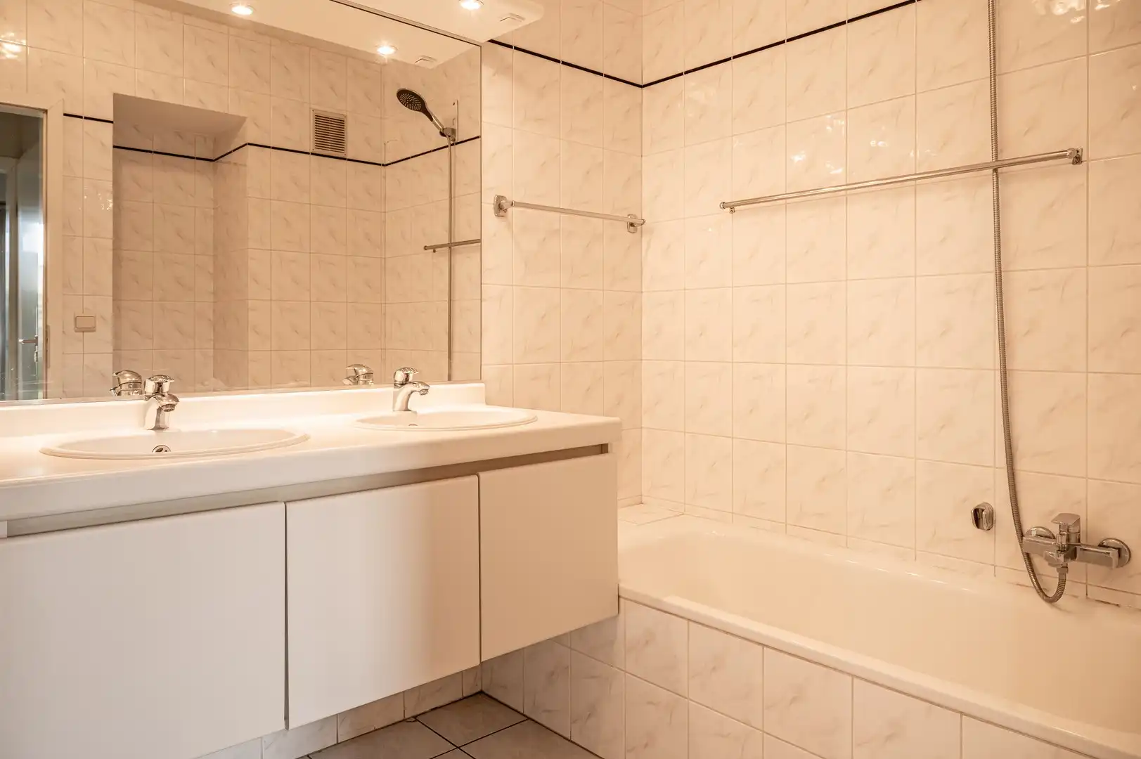 Ideaal gelegen gelijkvloers appartement met garage foto 8