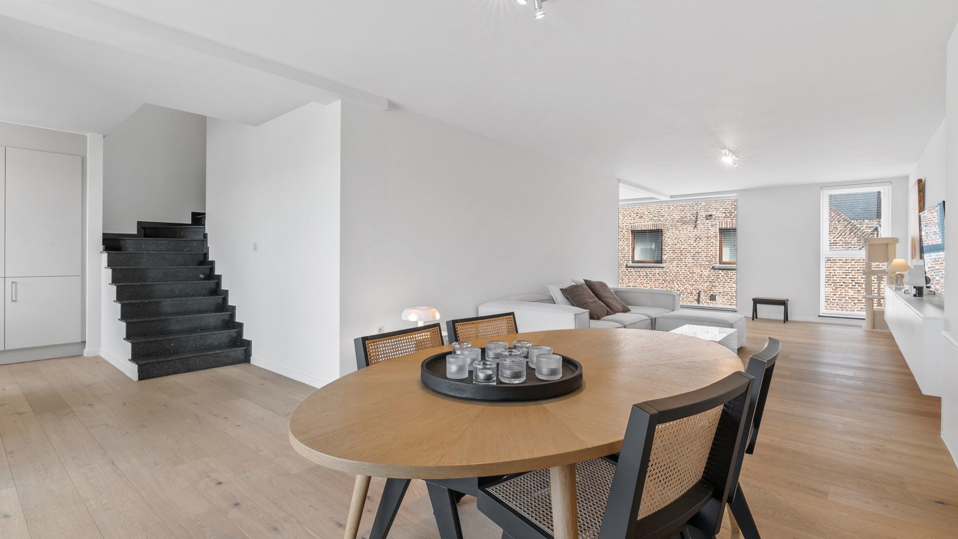 Exclusief appartement van 164,88 m2 met 2 terrassen in centrum Maaseik foto {{pictureIndex}}