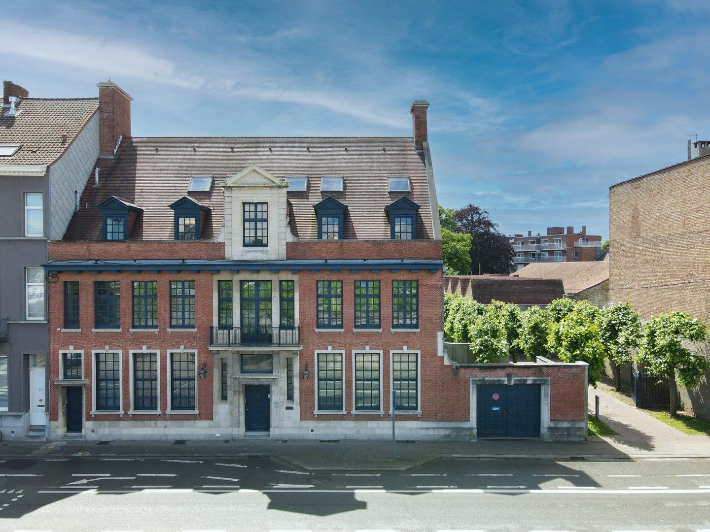 IMPOSANT KANTOORGEBOUW MET PARKING AAN DE RAND VAN DE STAD foto 26