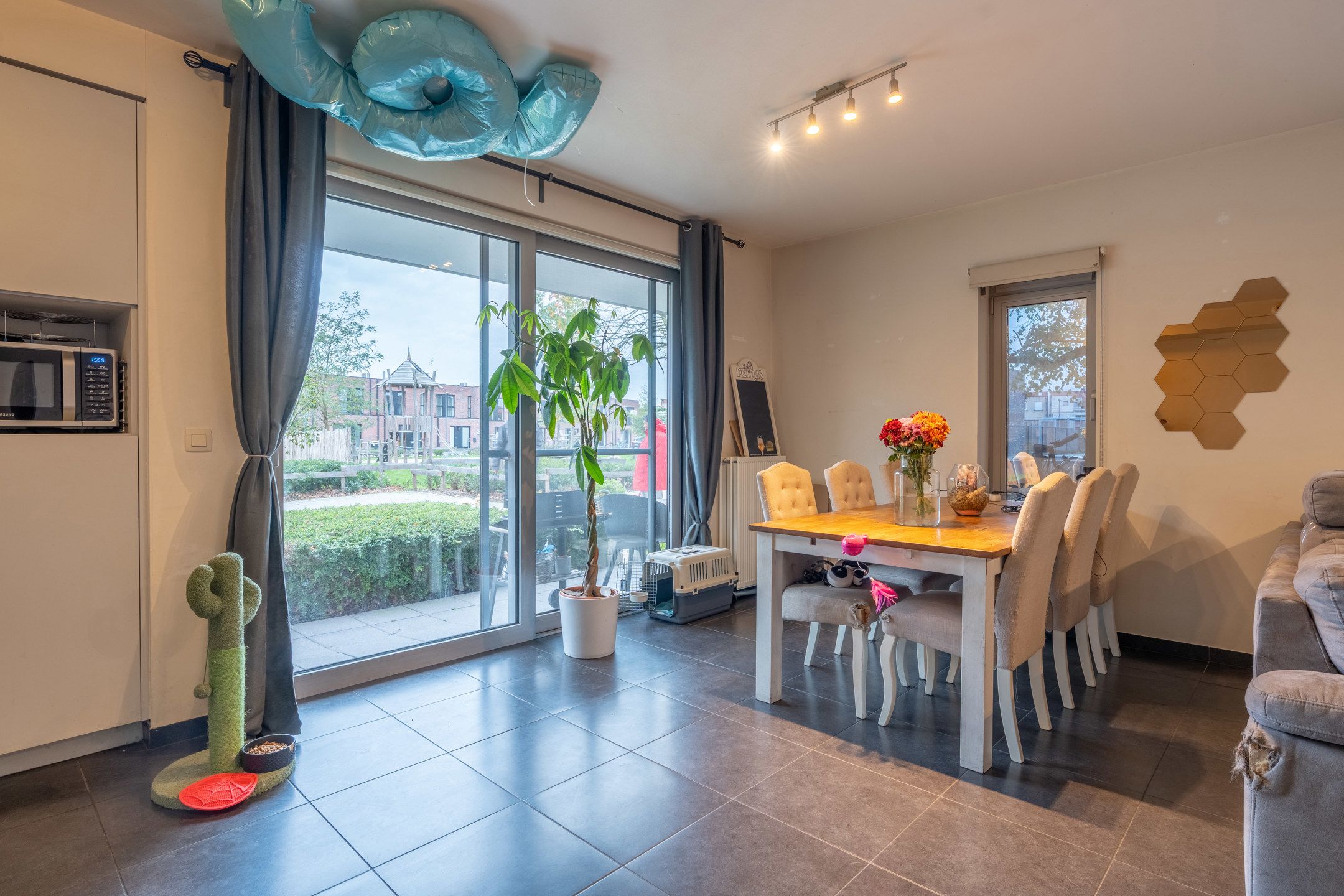 Gelijkvloers app met 2 slpk en autostaanplaats te Turnhout. foto 3