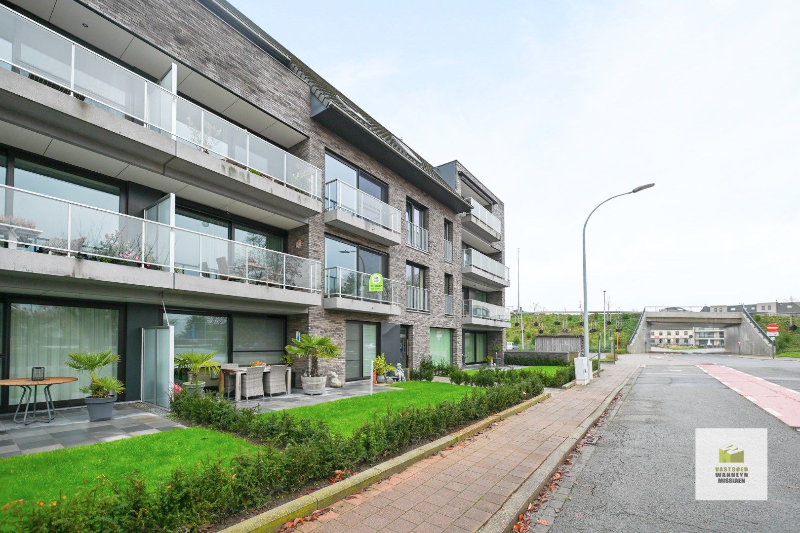 Instapklaar appartement met 2 slaapkamers en balkon aan het station van Beernem foto {{pictureIndex}}