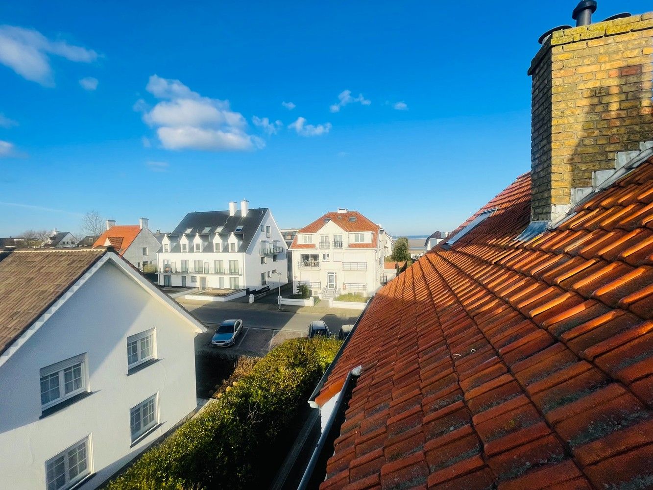 Zeebrugge op 50meter van het strand Uiterst charmante totaal gerenoveerde RUIM WOONHUIS met 5 SLAAPKAMERS en 3 BADKAMERS en 3 TERRASSEN. Grote troef is 2 AUTOSTAANPLAATSEN en ruime GARAGE.  Oprit, grote garage, werkplaats, plaats voor fietsen, ingerichte STUDIO met tuintje op het zuiden.  1éV:  Zalige living , ingerichte open keuken, uitgevend op een groot zonneterras.Long island style. 2é V: 3 leuke slaapkamers , 2 badkamers. Onder het dak  4 é slaapkamer uitgevend op mooi terras met prachtig vergezicht.Bebouwde oppervlakte van 230 m2 Grondoppervlakte is 137m2 Magnifiek, Perfect onderhouden  Juist verhuizen ! Zalig Wonen!  Zowel hoofverblijfplaats, als vakantieverblijf aan Zee . foto 23